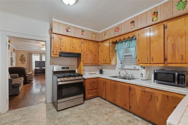 125 E. Avenue F., Robstown, TX 78380