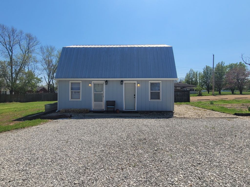 Image 1 of property listing at 1506 Salem Road, Mt Vernon, IL 62864