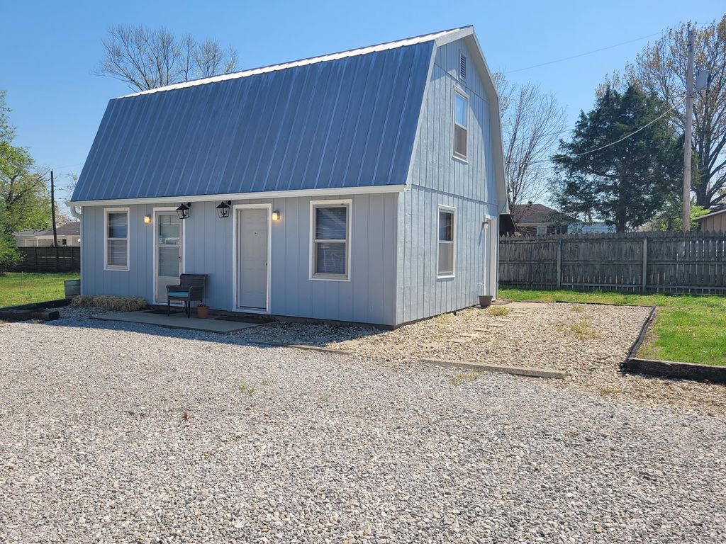 Image 2 of property listing at 1506 Salem Road, Mt Vernon, IL 62864