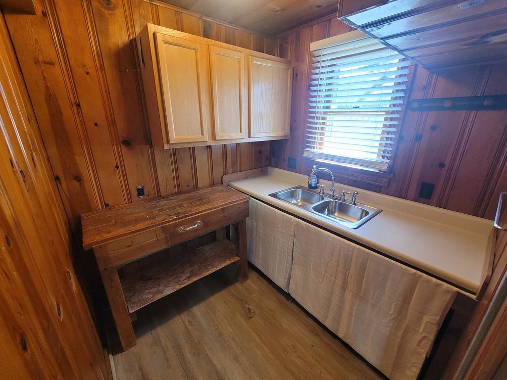 Image 11 of property listing at 1506 Salem Road, Mt Vernon, IL 62864