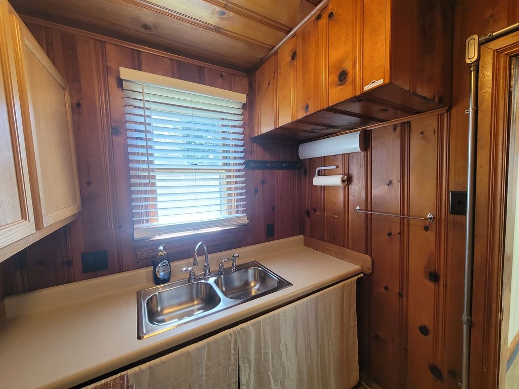 Image 12 of property listing at 1506 Salem Road, Mt Vernon, IL 62864