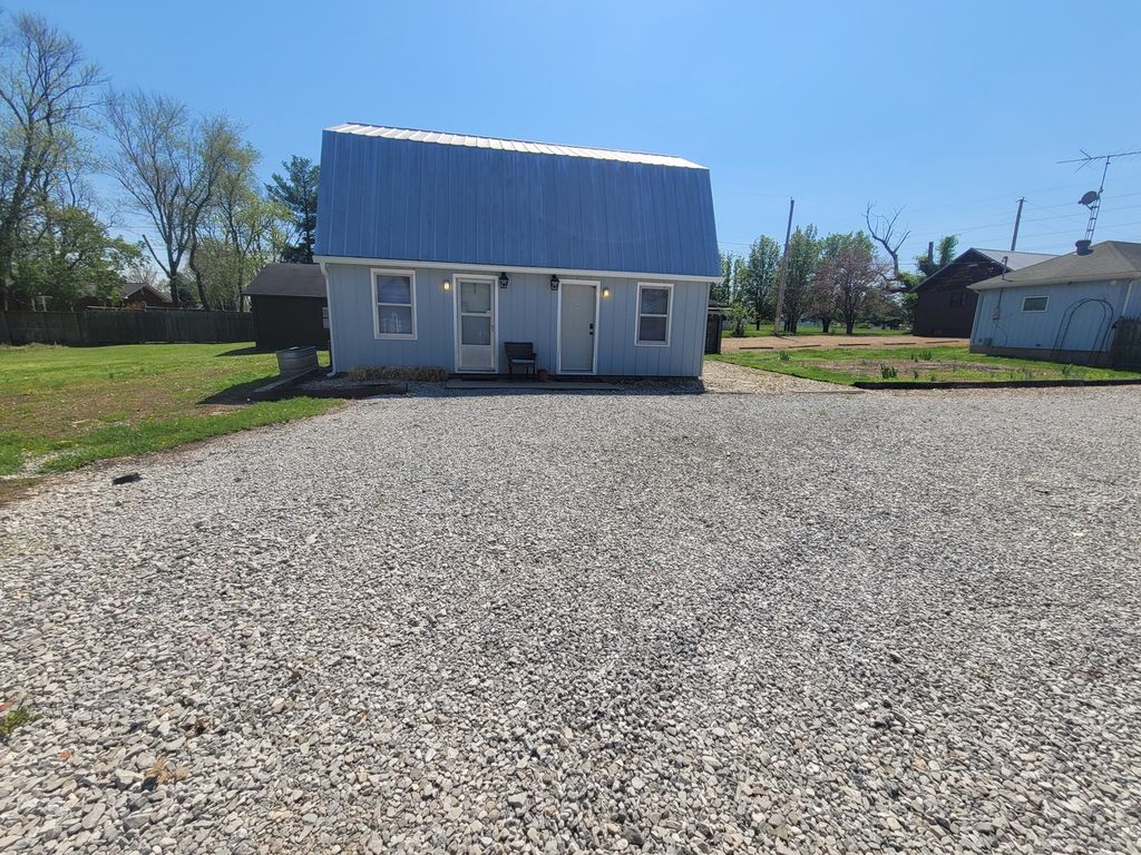 Image 4 of property listing at 1506 Salem Road, Mt Vernon, IL 62864