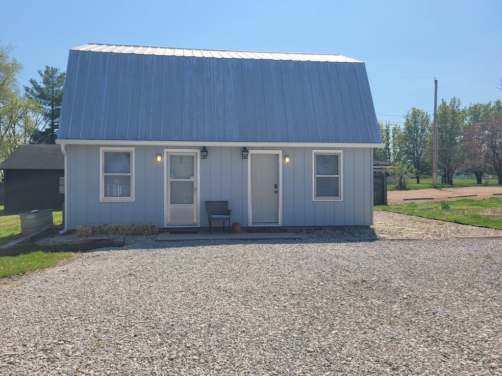 Image 5 of property listing at 1506 Salem Road, Mt Vernon, IL 62864