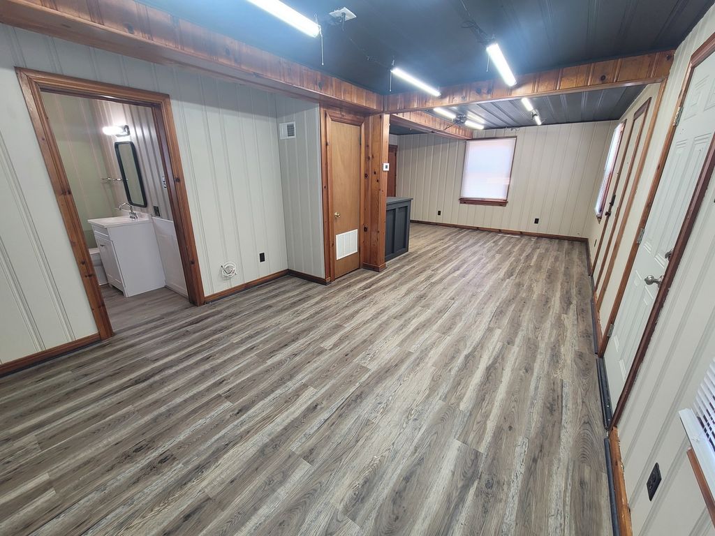 Image 6 of property listing at 1506 Salem Road, Mt Vernon, IL 62864