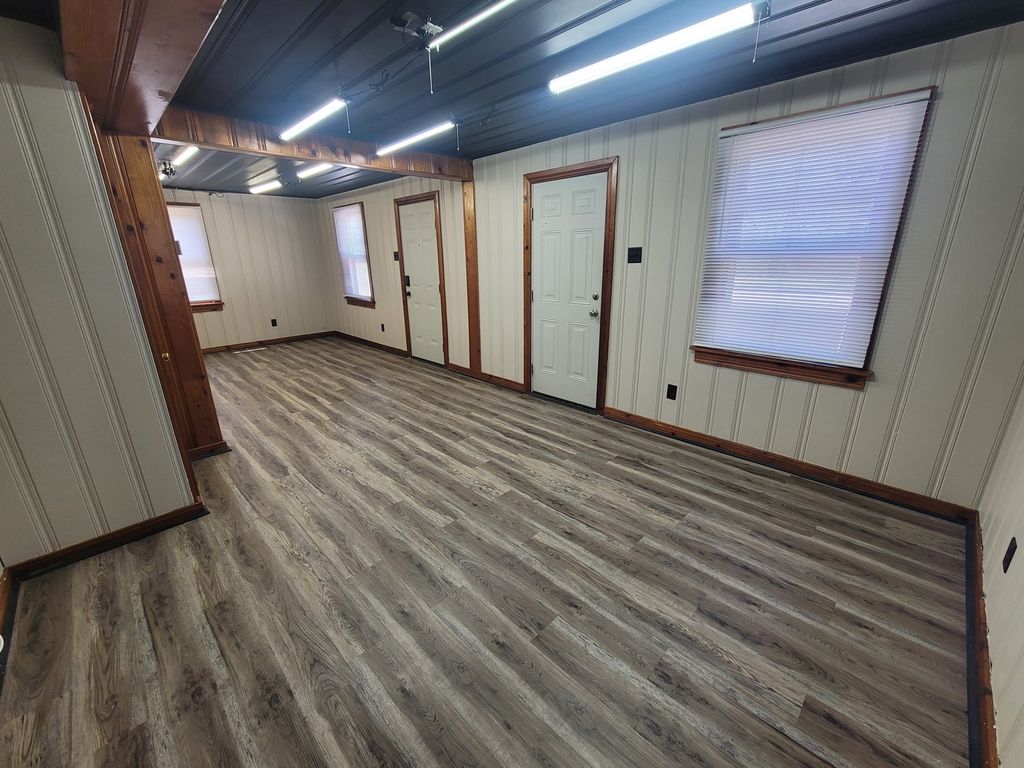 Image 7 of property listing at 1506 Salem Road, Mt Vernon, IL 62864