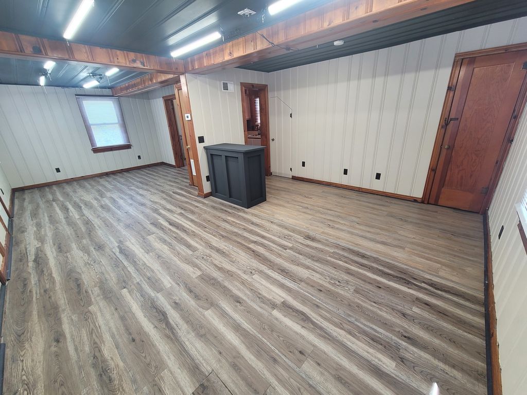 Image 8 of property listing at 1506 Salem Road, Mt Vernon, IL 62864