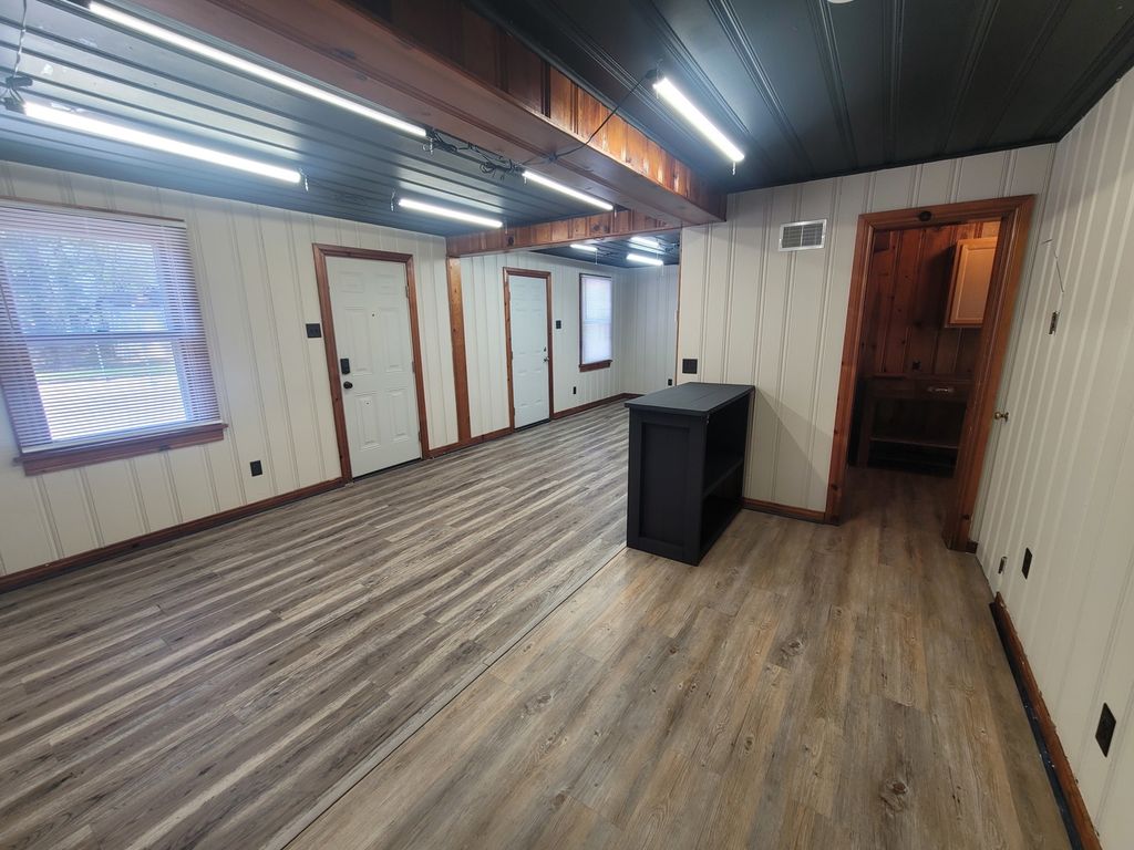 Image 9 of property listing at 1506 Salem Road, Mt Vernon, IL 62864