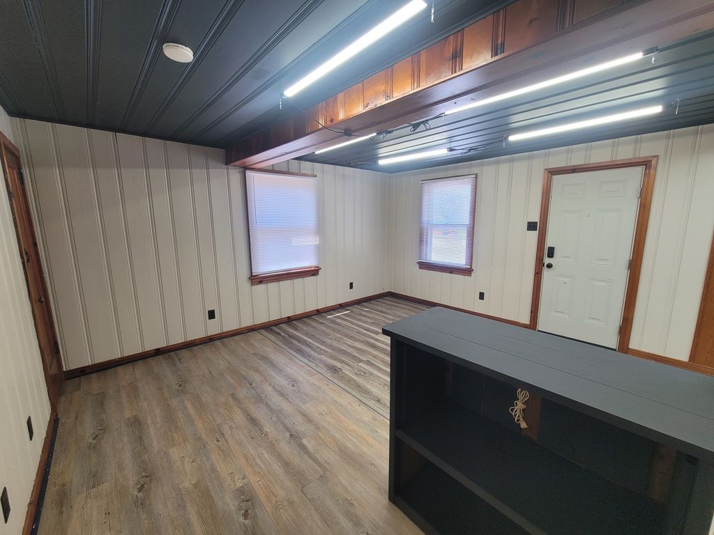 Image 10 of property listing at 1506 Salem Road, Mt Vernon, IL 62864