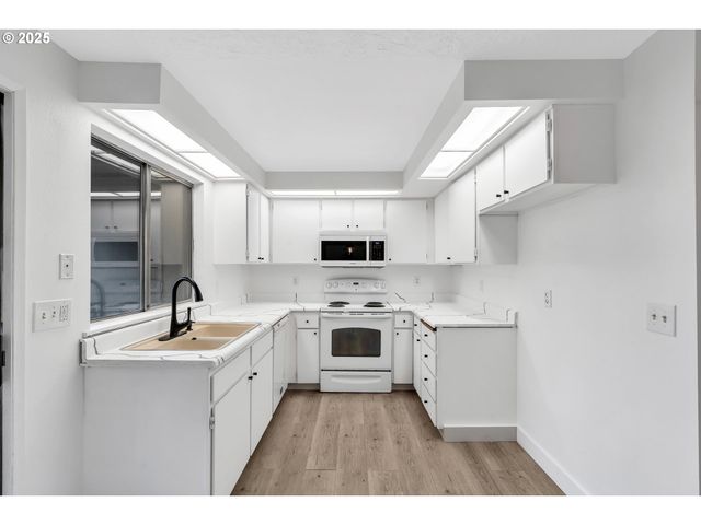 650 Sw MEADOW Dr 222, Beaverton, OR 97006