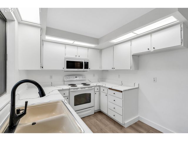 650 Sw MEADOW Dr 222, Beaverton, OR 97006