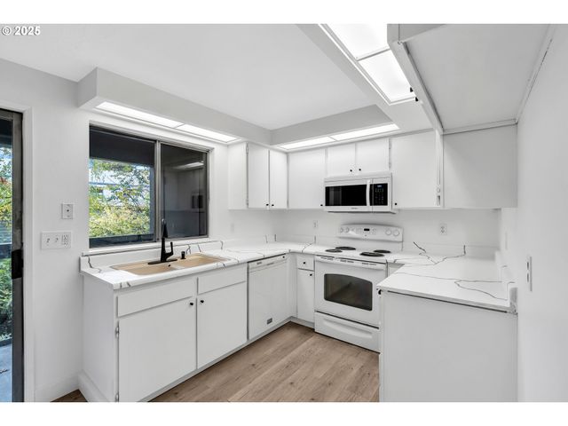 650 Sw MEADOW Dr 222, Beaverton, OR 97006