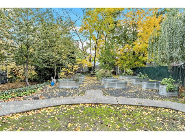 650 Sw MEADOW Dr 222, Beaverton, OR 97006