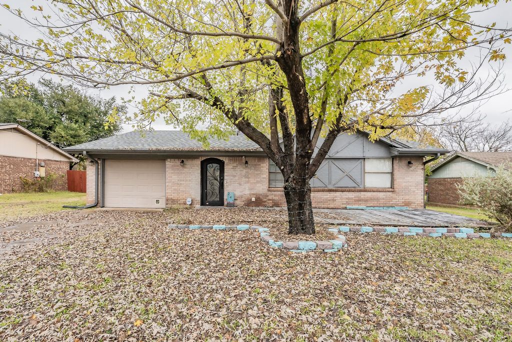 245 Gordon Drive, Azle, TX 76020