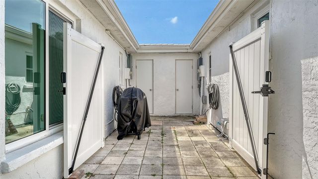 711 SPANISH DRIVE S, Longboat Key, FL 34228