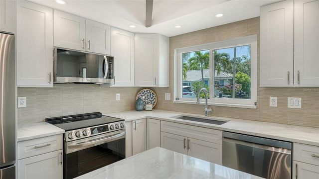 711 SPANISH DRIVE S, Longboat Key, FL 34228