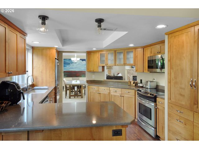 1040 Sw TALL OAKS Dr, Mc Minnville, OR 97128