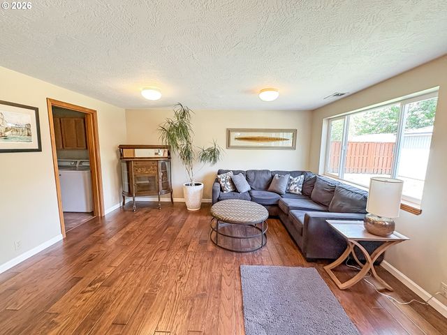 1040 Sw TALL OAKS Dr, Mc Minnville, OR 97128