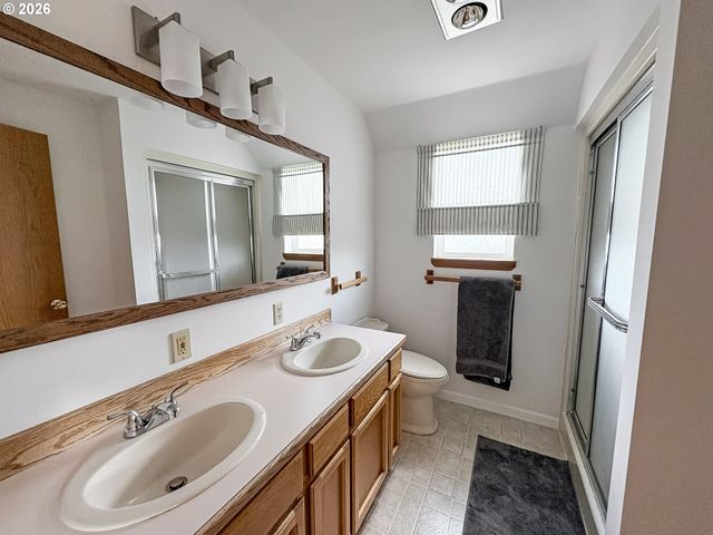 1040 Sw TALL OAKS Dr, Mc Minnville, OR 97128