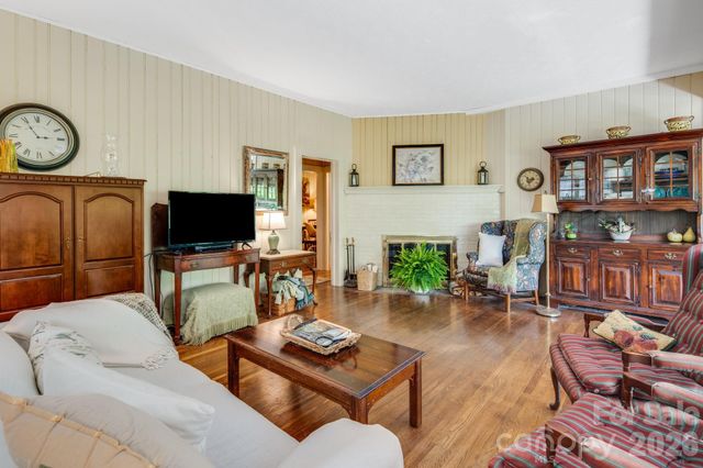 121 Ohara Circle, Hendersonville, NC 28739