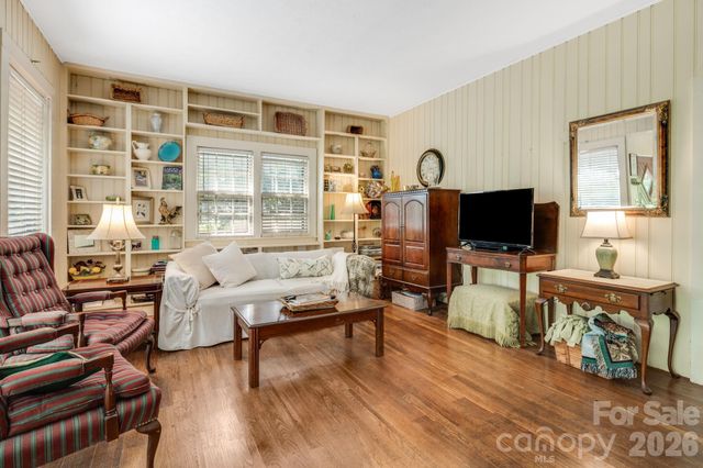 121 Ohara Circle, Hendersonville, NC 28739