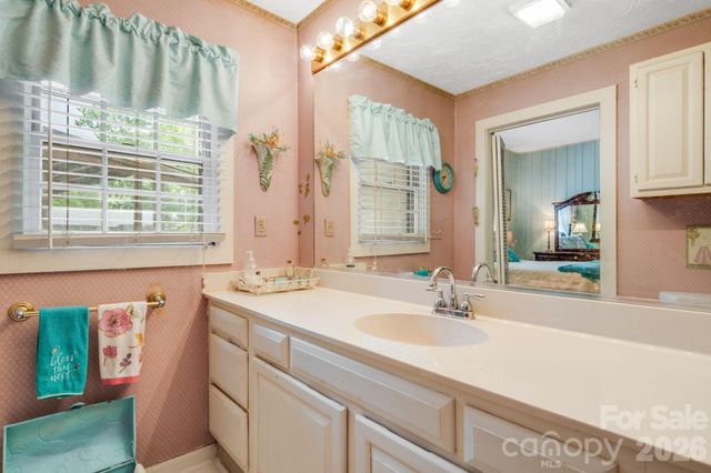 121 Ohara Circle, Hendersonville, NC 28739