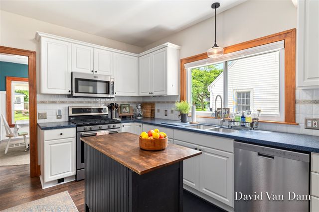 2433 Wyoming Avenue, Wyoming, MI 49519