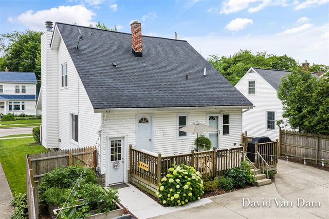 2433 Wyoming Avenue, Wyoming, MI 49519