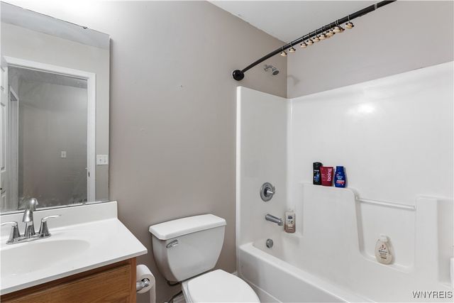 14 Morris Crescent, West Seneca, NY 14224