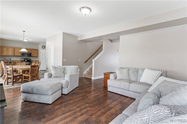 14 Morris Crescent, West Seneca, NY 14224