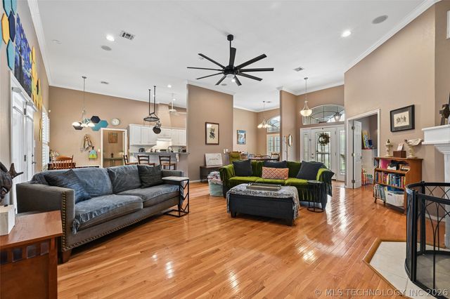 610 W 37th Place, Sand Springs, OK 74063