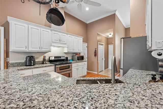 610 W 37th Place, Sand Springs, OK 74063