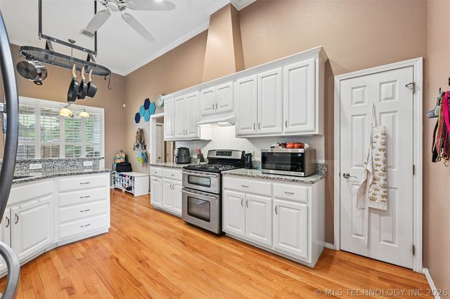 610 W 37th Place, Sand Springs, OK 74063