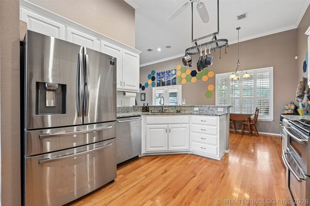 610 W 37th Place, Sand Springs, OK 74063