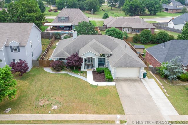 610 W 37th Place, Sand Springs, OK 74063