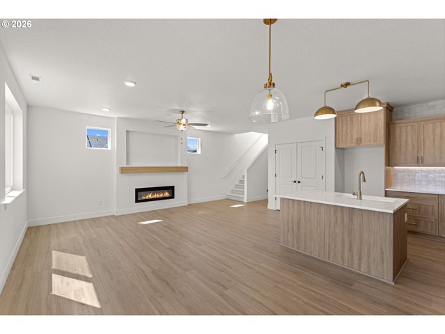 16063 Serres Farms Way, Oregon City, OR 97045