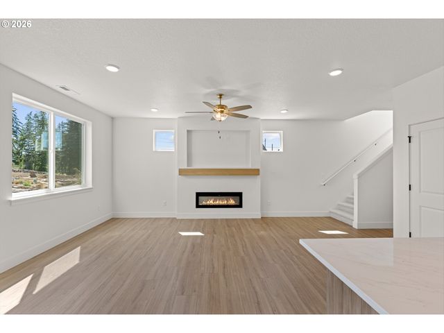 16063 Serres Farms Way, Oregon City, OR 97045