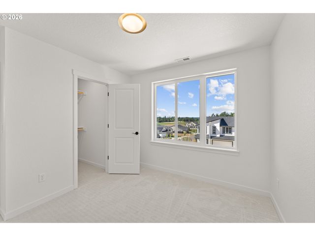 16063 Serres Farms Way, Oregon City, OR 97045