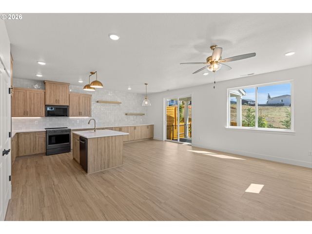16063 Serres Farms Way, Oregon City, OR 97045