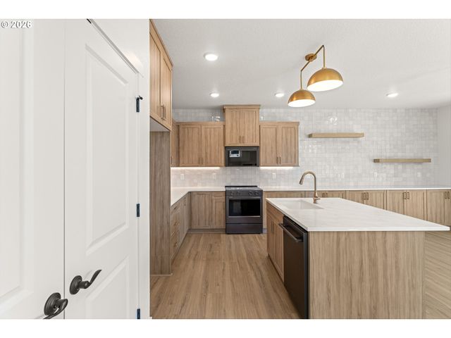 16063 Serres Farms Way, Oregon City, OR 97045