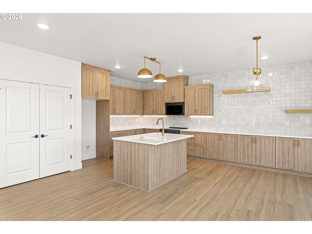 16063 Serres Farms Way, Oregon City, OR 97045