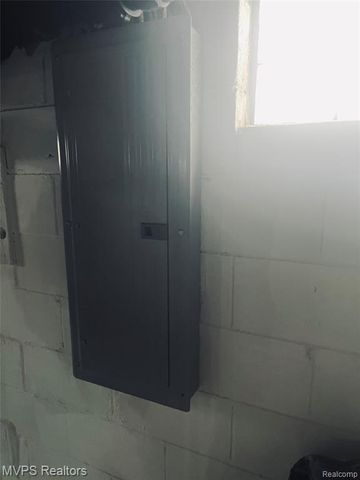 45 W Hudson Avenue, Madison Heights, MI 48071