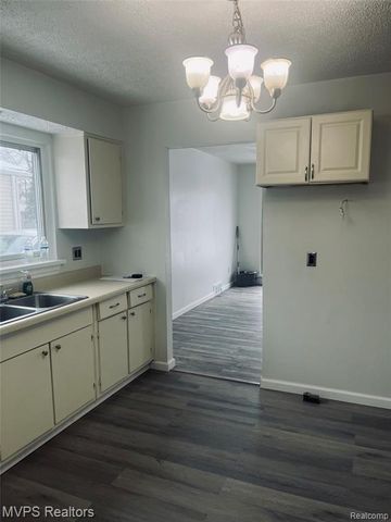 45 W Hudson Avenue, Madison Heights, MI 48071