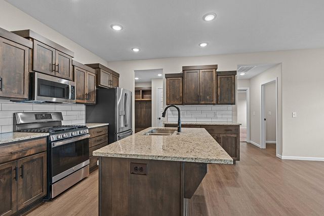 838 S Parkside Circle, Nixa, MO 65714