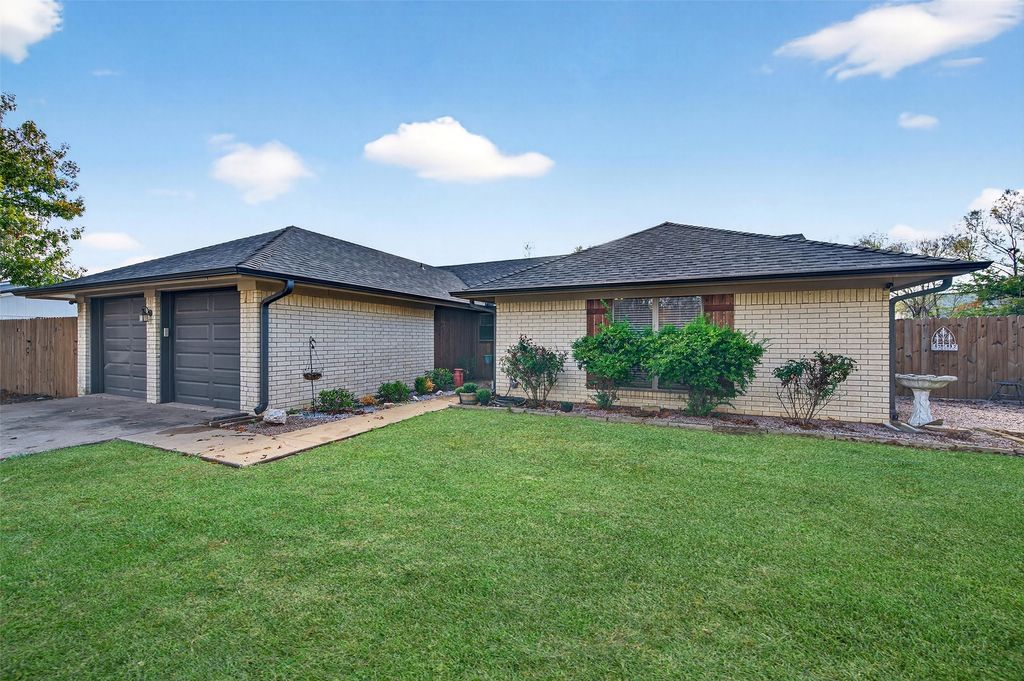 419 W Center Street, Whitewright, TX 75491