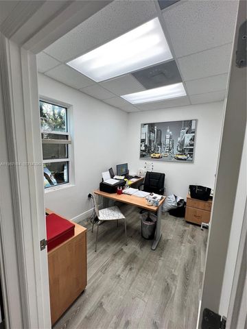 8221 NW 30th Ter, Doral, FL 33198