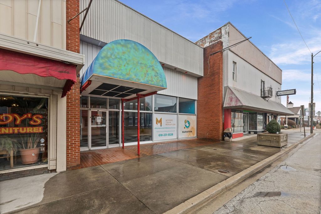 Image 1 of property listing at 115 W Main Street, Salem, IL 62881