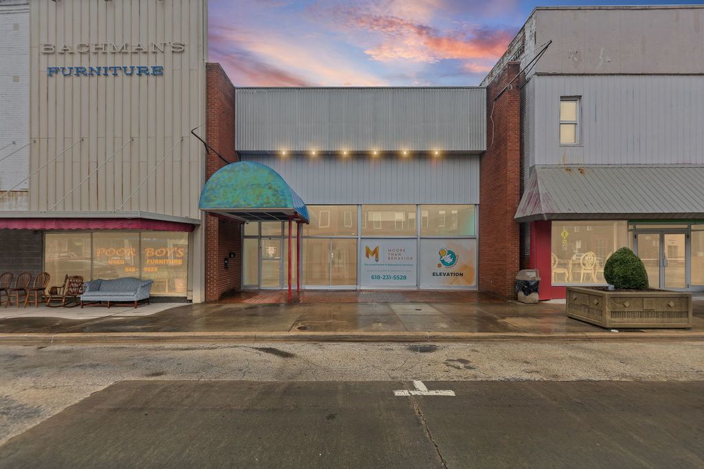 Image 2 of property listing at 115 W Main Street, Salem, IL 62881