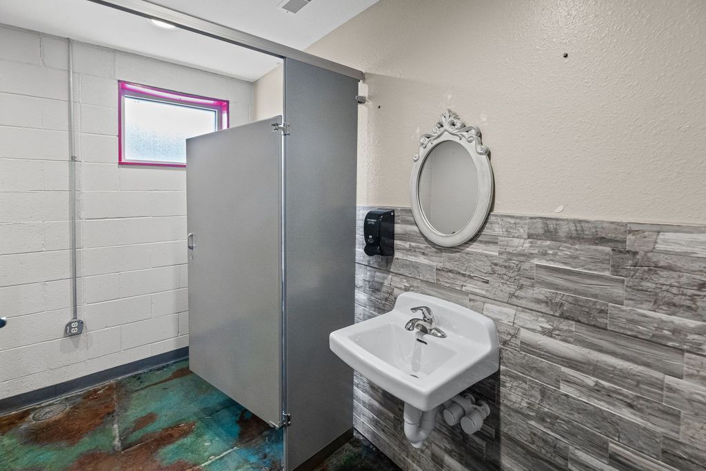 Image 15 of property listing at 115 W Main Street, Salem, IL 62881