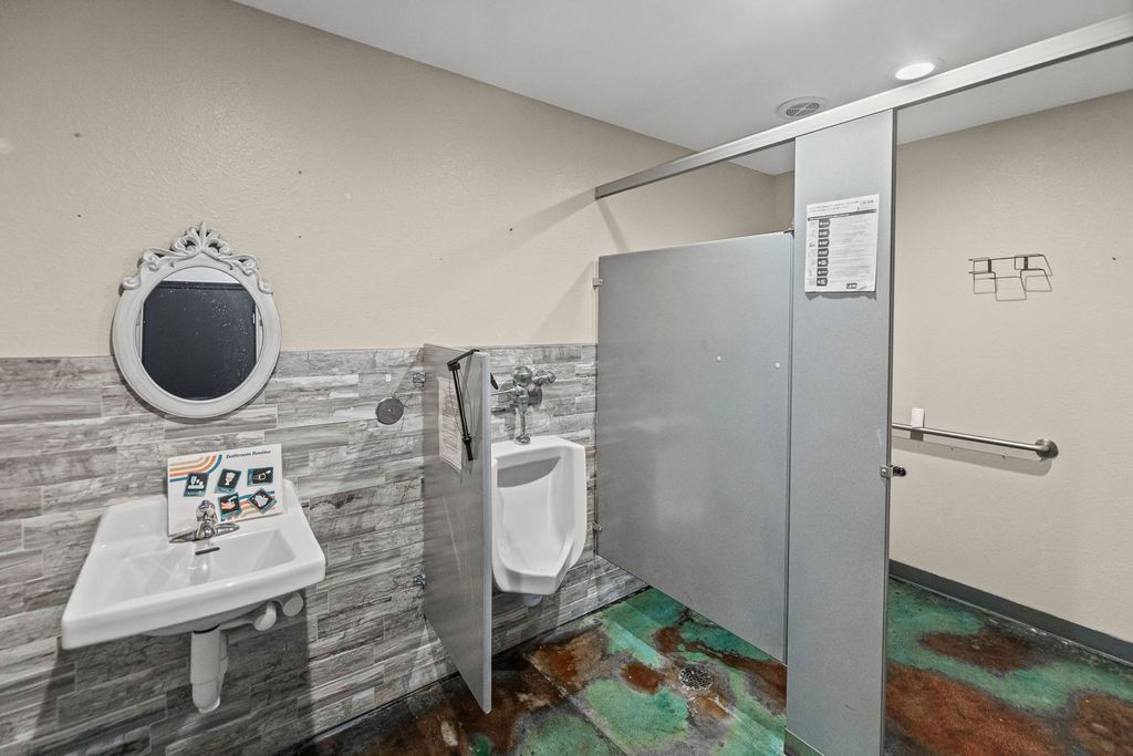 Image 16 of property listing at 115 W Main Street, Salem, IL 62881