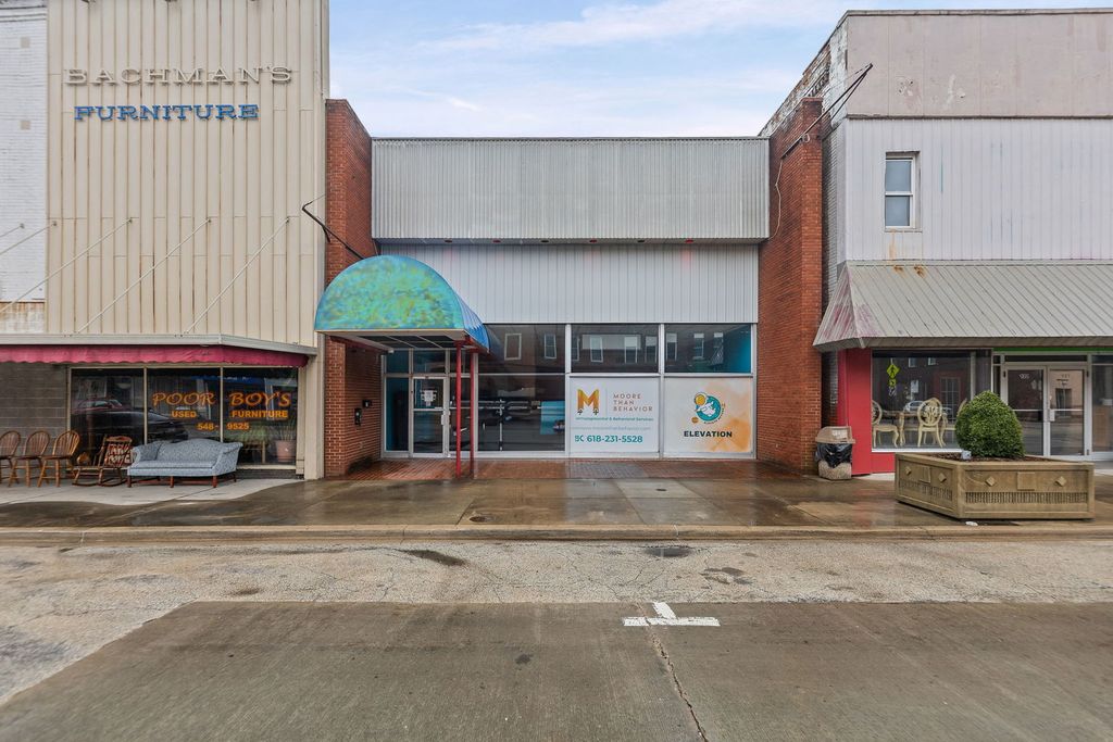 Image 3 of property listing at 115 W Main Street, Salem, IL 62881